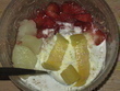fotka Jogurtov dezert s jahodami a ananasem