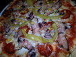 fotka Feferonkov pizza s rajaty a olivami