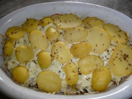 FOTKA - Zapeen brambory s nivou a kuecm masem 