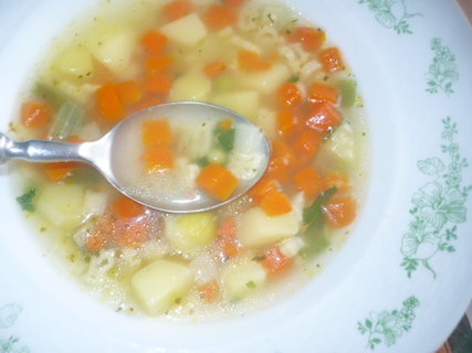 FOTKA - Zeleninov polvka s opeenou krupic