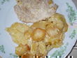 fotka Vepov krkovika na lehace s bramborami