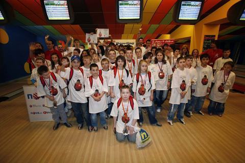 FOTKA - Nadace Nova se zastnila tradinho charitativnho bowlingovho turnaje