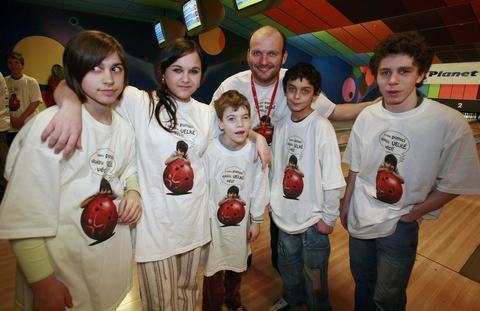 FOTKA - Nadace Nova se zastnila tradinho charitativnho bowlingovho turnaje