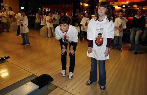FOTKA - Nadace Nova se zastnila tradinho charitativnho bowlingovho turnaje