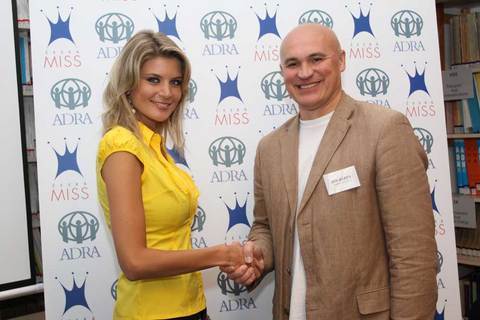 FOTKA - esk Miss 2009 Iveta Lutovsk patronkou zdravotnick pomoci organizace ADRA v Keni  