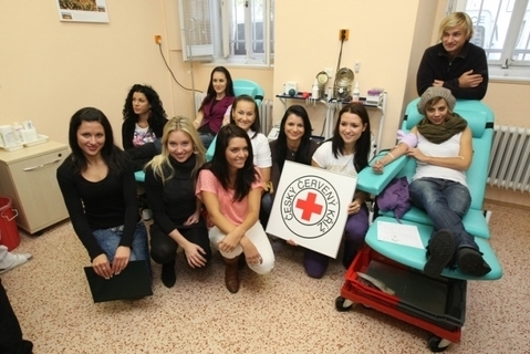 FOTKA - Celebrity a missky se seli na transfzce, darovali krev