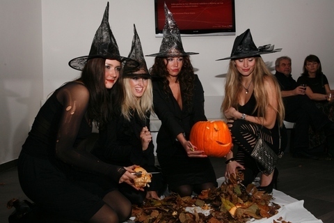 FOTKA - Missky se na Halloween party promnily v arodjky 