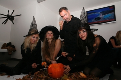 FOTKA - Missky se na Halloween party promnily v arodjky 