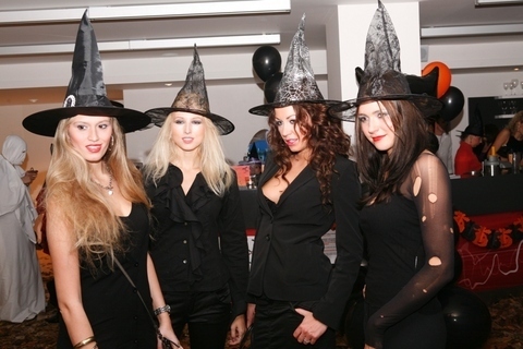 FOTKA - Missky se na Halloween party promnily v arodjky 