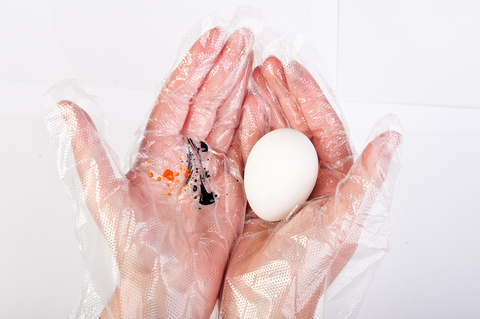 FOTKA - Nechte dti, aby se pi zdoben vajec vydily a pekvapte kolednky vajky s mramorovm efektem! 