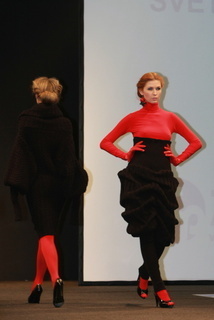 FOTKA - Vtzka soute Top Styl Designer pedstavila svetr jako model
