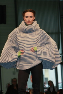 FOTKA - Vtzka soute Top Styl Designer pedstavila svetr jako model