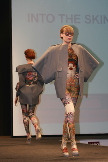 FOTKA - Vtzka soute Top Styl Designer pedstavila svetr jako model