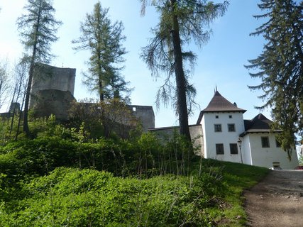 FOTKA - V lesch u hradu Landtejn naleznete vojensk bunkry