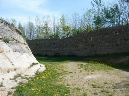 FOTKA - V lesch u hradu Landtejn naleznete vojensk bunkry