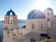 Santorini  ostrov blch kostel s modrmi stechami