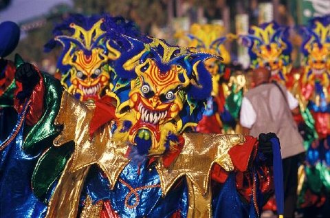 FOTKA - Dominiknsk karnevaly  osvujc koktejl barev, rytm a tance