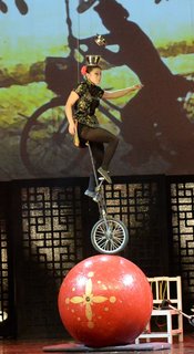 FOTKA - nsk nrodn cirkus v akrobatick show SHANGHAI NIGHTS 2014