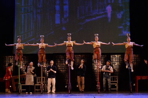FOTKA - nsk nrodn cirkus v akrobatick show SHANGHAI NIGHTS 2014
