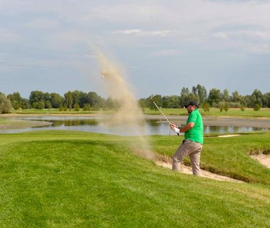 FOTKA - Golfist pispli stkou 85 400 K na pomoc pacientm s poruchou srlivosti krve