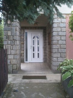 FOTKA - Plastov dvee zmn dm k nepoznn