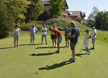 FOTKA - Golfist podpoili nadan fond AQUAPURA