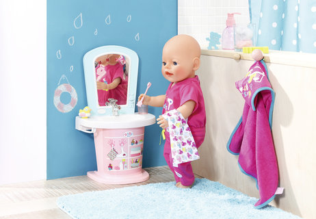 FOTKA - Panenka BABY born a jej star sestika maj svou vlastn koupelnu