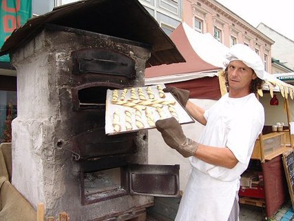 FOTKA - Tradin Cibulov slavnost a relaxace v termlnch lznch Laa ji kousek za hranicemi v regionu Weinviertel