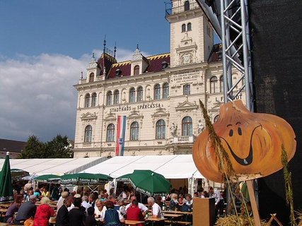 FOTKA - Tradin Cibulov slavnost a relaxace v termlnch lznch Laa ji kousek za hranicemi v regionu Weinviertel