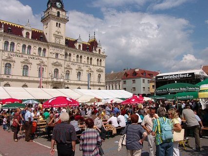 FOTKA - Tradin Cibulov slavnost a relaxace v termlnch lznch Laa ji kousek za hranicemi v regionu Weinviertel