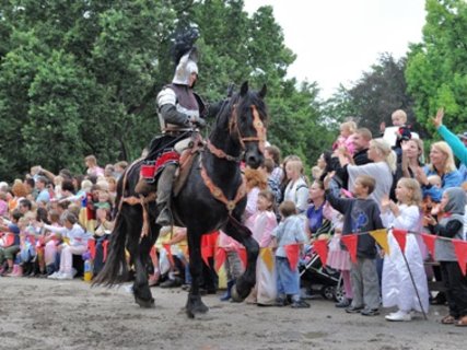 FOTKA - Princeznovsk bl rozdval radost dtem