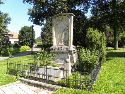 FOTKA - Tn nad Bevou s hrobem dcery Bedicha Smetany