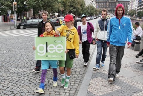 FOTKA - Komediln seril Glee vtrhl do ulic
