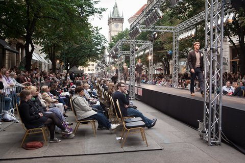 FOTKA - Prague Fashion Weekend pivedl pikovou mdu na ulici