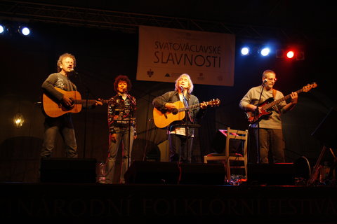 FOTKA - alman  Brouzdn v orosen trv byla rozko