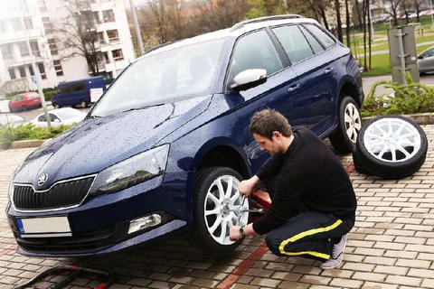 FOTKA - as pezut na letn pneumatiky. Ty zimn jsou za vych teplot nebezpen.