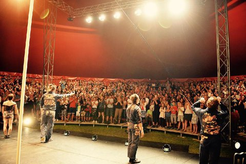 FOTKA - Letn Letn odstartovala velkolepm narozeninovm open air pedstavenm