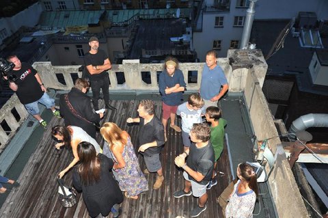 FOTKA - Zpvk Michal Hrza pozval Annu K. na stechu prask Lucerny