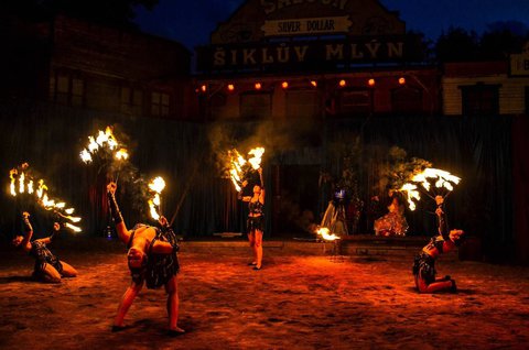 FOTKA - Velk ohov show 2019 v iklandu