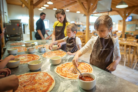 FOTKA - V Resortu Valachy se opt rozbhaj kurzy peen frgl, nov bude i pizza pro dti