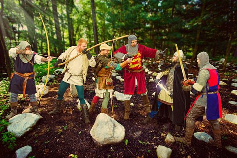 FOTKA - Robin Hood se usad leton lto se svoj druinou  vlouenskch lesch