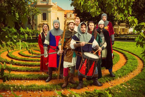 FOTKA - Robin Hood se usad leton lto se svoj druinou  vlouenskch lesch
