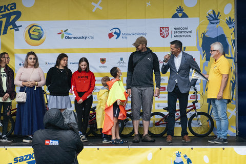 FOTKA - Sazka darovala jzdn kola do dtskho domova