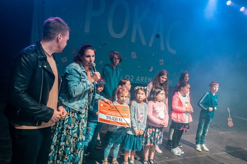 FOTKA - Pok se Slovkovou vyzpvali pro nemocn dti slun obnos penz