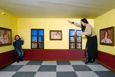 FOTKA - Kouzelnk Pavel Koek slavil 2. narozeniny Muzea fantastickch iluz