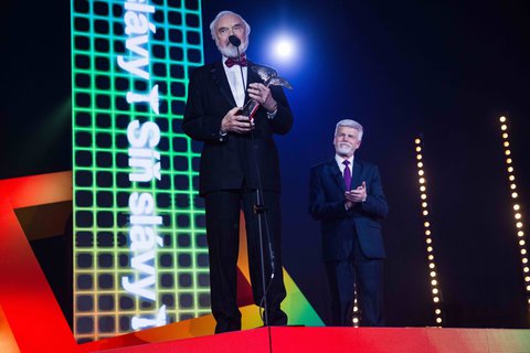 FOTKA - Zdeka Svrka do Sn slvy uvedl prezident Petr Pavel