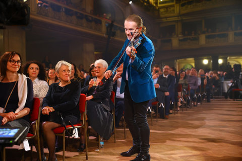 FOTKA - porcl m jasn pln: hrt na housle a do 100!