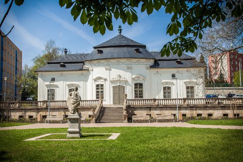 FOTKA - Vstava Sla mdnch doplk - klobouky a kabelky