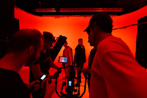 FOTKA - Milan Peroutka natoil videoklip o zakzan lsce. Zahrl si vnm smanelem.