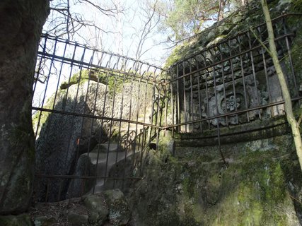 FOTKA - I tady jsme byli - krsa ukryt ve skalch